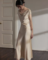 Robe midi en soie 22 mommes à col drapé coupée en biais