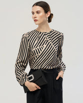 Blouse en soie à rayures abstraites avec col plissé