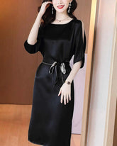 Robe midi en soie ceinturée à épaules fendues