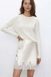 Mini-jupe en soie coupée en biais avec bordure en dentelle