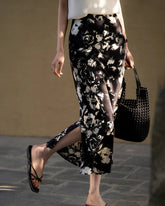 Jupe en soie noire et blanche à fleurs