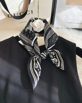 Foulard en soie à motif Paisley équestre