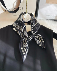 Foulard en soie à motif Paisley équestre