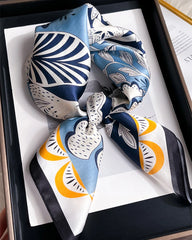 Foulard en soie à motifs géométriques floraux et oiseaux