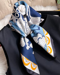 Foulard en soie à motifs géométriques floraux et oiseaux