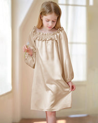 Chemise de nuit en soie à manches longues pour fille avec volants