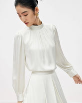 Blouse en soie plissée à col montant