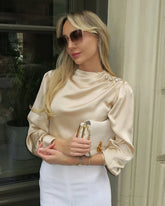 Blouse en Soie à Col Montant avec Bouton en Perle