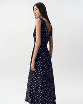 Robe midi en soie à pois coupée en biais avec dos bénitier