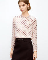 Blouse en soie à pois avec lien latéral