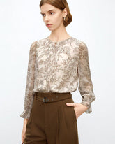 Blouse en soie à motif rose esquissée