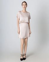 T-shirt en soie à col rond et jupe en soie mini