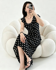 Robe maxi en soie à pois avec encolure volantée