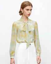 Blouse en soie imprimé aquarelle avec col lavallière