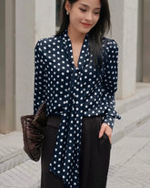 Blouse en soie à pois nouée devant