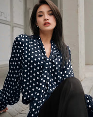 Blouse en soie à pois nouée devant