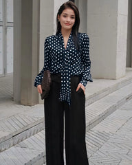 Blouse en soie à pois nouée devant