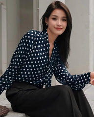 Blouse en soie à pois nouée devant