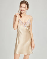 Nuisette en soie à décolleté en V avec dentelle