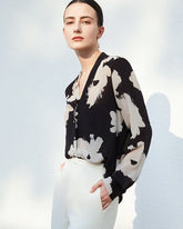 Blouse en soie à col V à fleurs et manches longues
