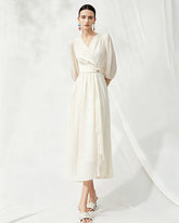 Robe midi en soie à décolleté V avec détail torsadé à la taille