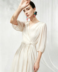 Robe midi en soie à décolleté V avec détail torsadé à la taille