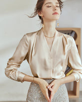 Blouse en soie plissée à col en V