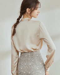 Blouse en soie plissée à col en V