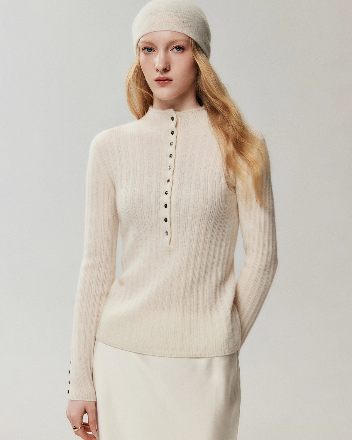 Top ajusté en maille 100 % pur cachemire avec poignets boutonnés