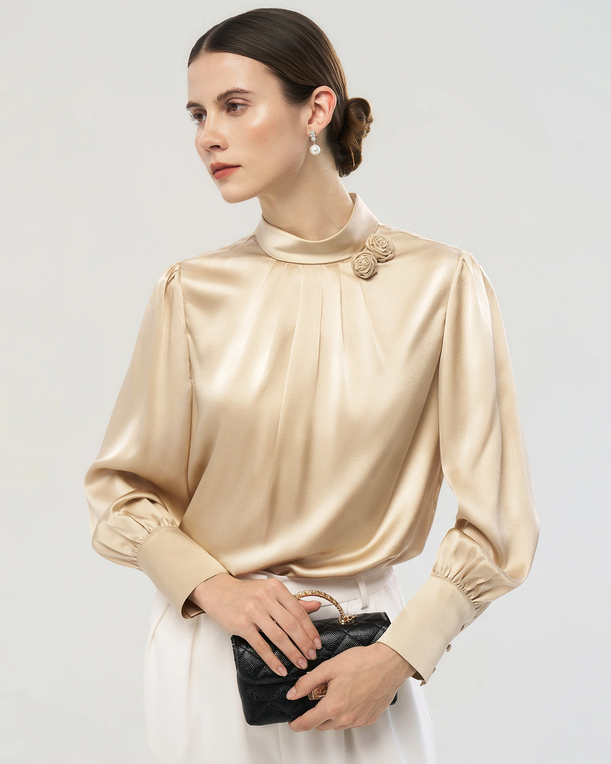 Blouse en soie 19 momme avec détail de rose fait main