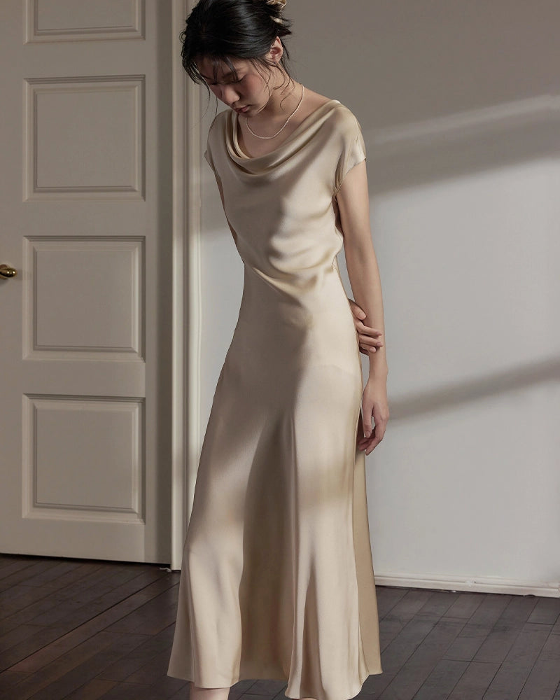Robe midi en soie 22 mommes à col drapé coupée en biais