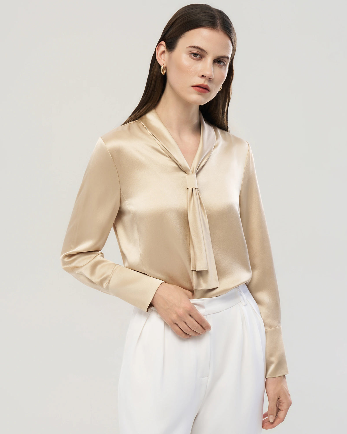 Blouse en soie 22 mommes à col lavallière et manches longues