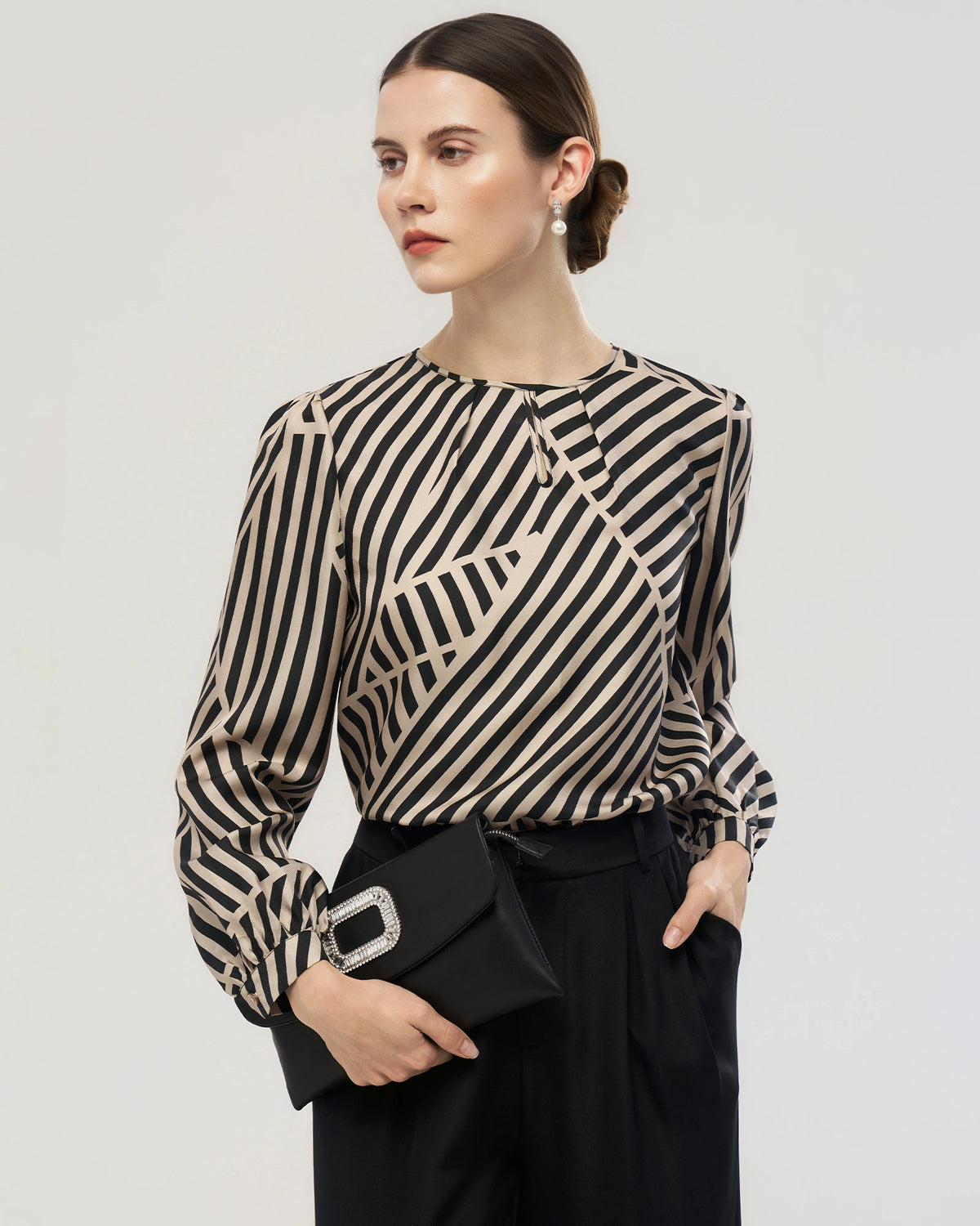Blouse en soie à rayures abstraites avec col plissé