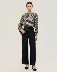 Blouse en soie à rayures abstraites avec col plissé
