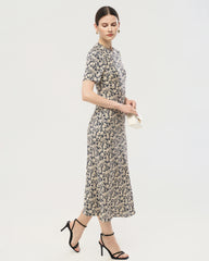 Robe midi en soie imprimée gypsophile à manches courtes