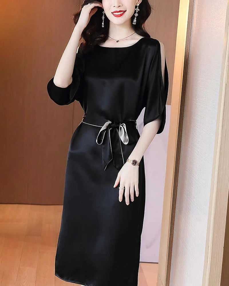 Robe midi en soie ceinturée à épaules fendues