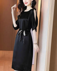 Robe midi en soie ceinturée à épaules fendues