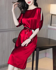 Robe midi en soie ceinturée à épaules fendues