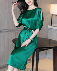 Robe midi en soie ceinturée à épaules fendues