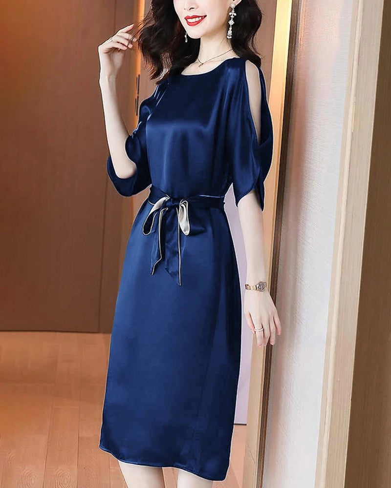 Robe midi en soie ceinturée à épaules fendues