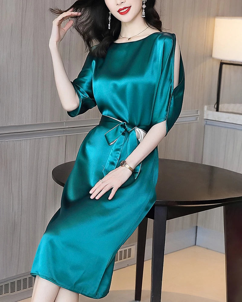 Robe midi en soie ceinturée à épaules fendues
