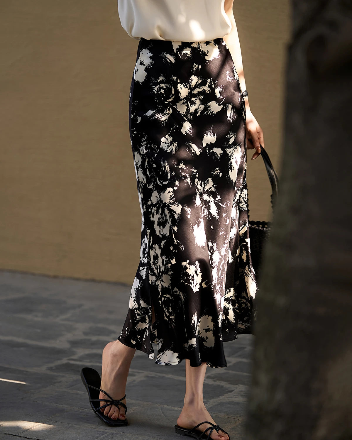 Jupe en soie noire et blanche à fleurs