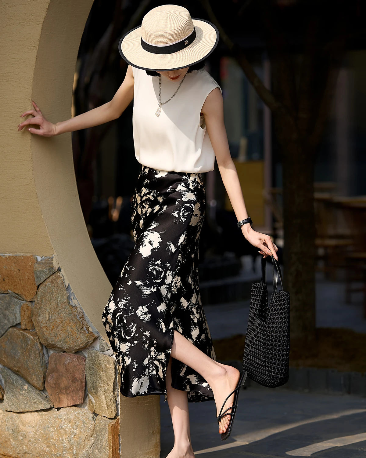 Jupe en soie noire et blanche à fleurs