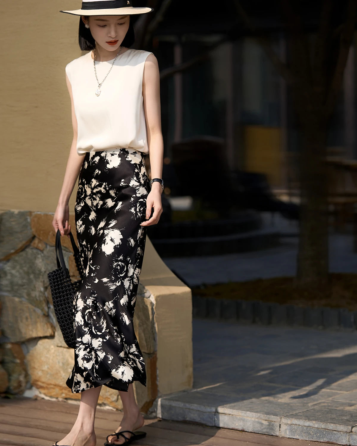 Jupe en soie noire et blanche à fleurs