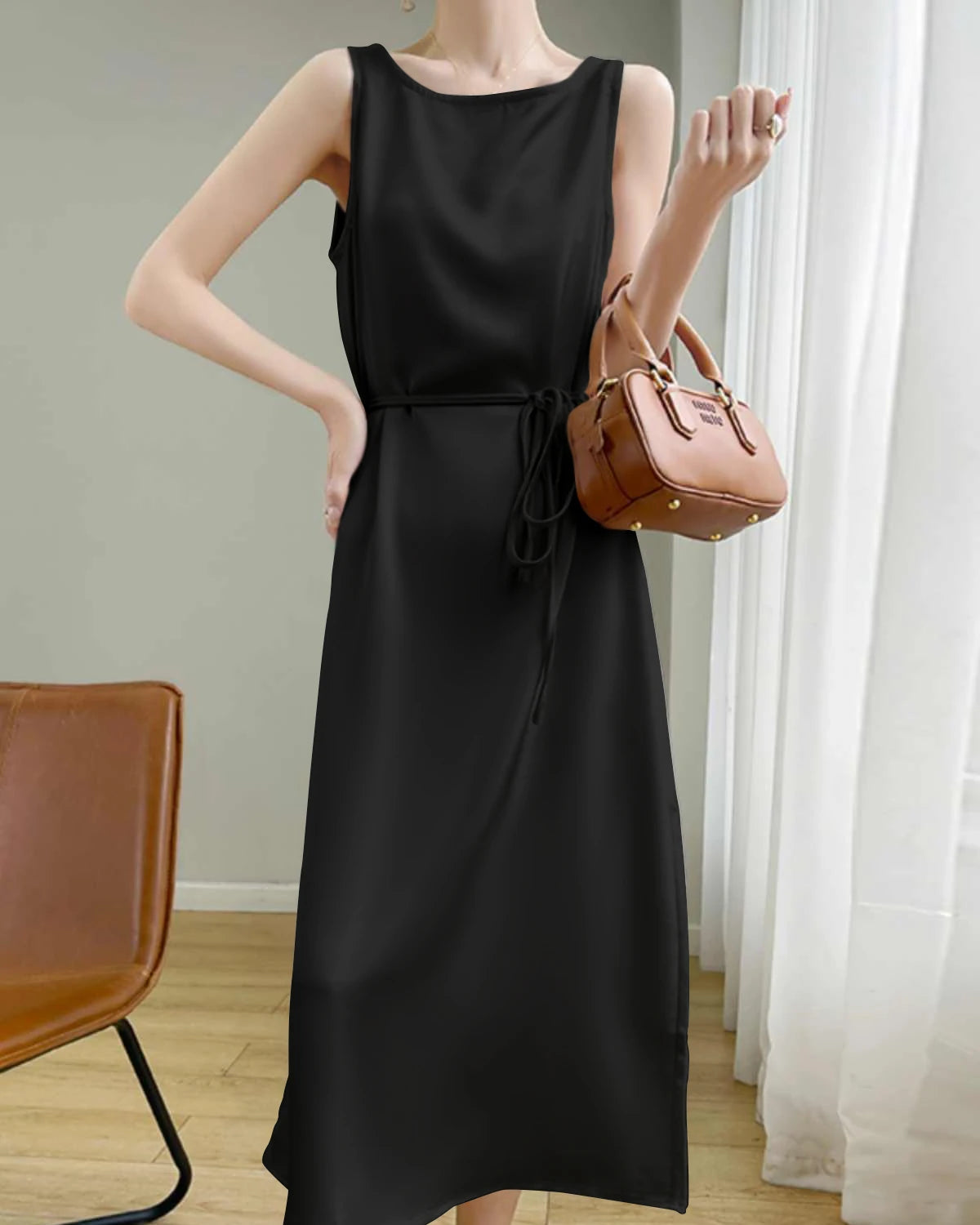 Robe en soie sans manches cintrée