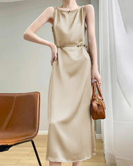 Robe en soie sans manches cintrée