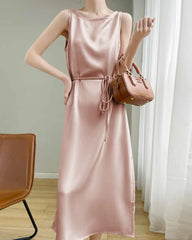 Robe en soie sans manches cintrée