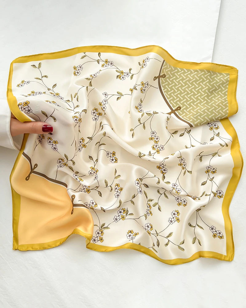 Foulard en soie à motif floral délicat