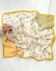 Foulard en soie à motif floral délicat
