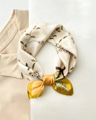 Foulard en soie à motif floral délicat